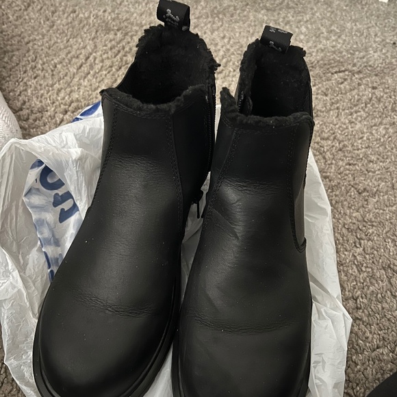 Dr Martens JUNIOR LEONORE Faux Fur Lined Chelsea Boots - Picture 1 of 3